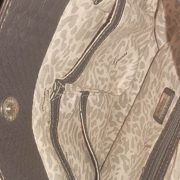 Woman's genuine guess purse - Picture 4 of 5